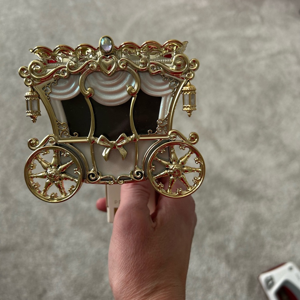 Gold and White Carriage Night Light WalFlower